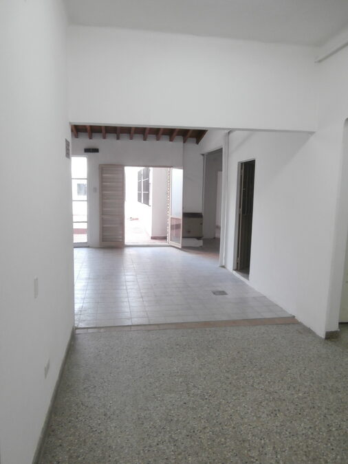 ALQUILO CASA 11 HABITACIONES - ZONA CASA GOBIERNO