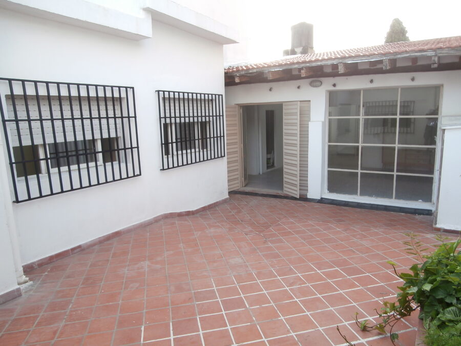 ALQUILO CASA 11 HABITACIONES - ZONA CASA GOBIERNO
