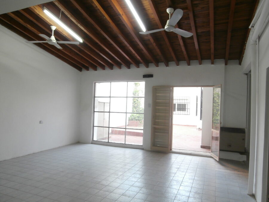 ALQUILO CASA 11 HABITACIONES - ZONA CASA GOBIERNO