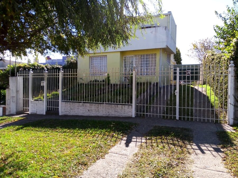 VENDO INPORTANTE PROPIEDAD CASA,CON DEPARTAMENTO,TERRENO GALPON,SALONES