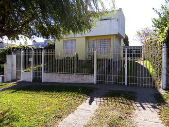 VENDO INPORTANTE PROPIEDAD CASA,CON DEPARTAMENTO,TERRENO GALPON,SALONES