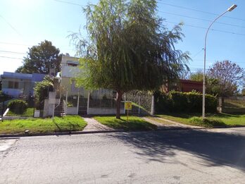 VENDO INPORTANTE PROPIEDAD CASA,CON DEPARTAMENTO,TERRENO GALPON,SALONES