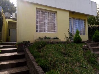 VENDO INPORTANTE PROPIEDAD CASA,CON DEPARTAMENTO,TERRENO GALPON,SALONES