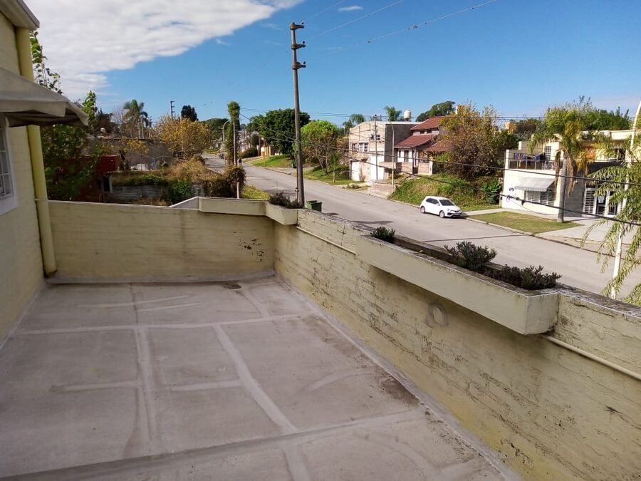 VENDO INPORTANTE PROPIEDAD CASA,CON DEPARTAMENTO,TERRENO GALPON,SALONES
