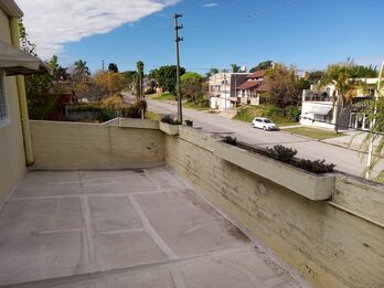 VENDO INPORTANTE PROPIEDAD CASA,CON DEPARTAMENTO,TERRENO GALPON,SALONES