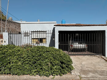Venta Casa 2 dormitorios con cochera y verde apto credito
