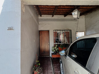 Venta Casa 2 dormitorios con cochera y verde apto credito