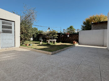 Venta Casa 2 dormitorios con cochera y verde apto credito