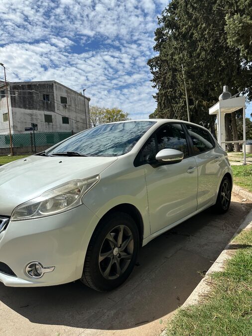 Peugeot 208 Allure 2014