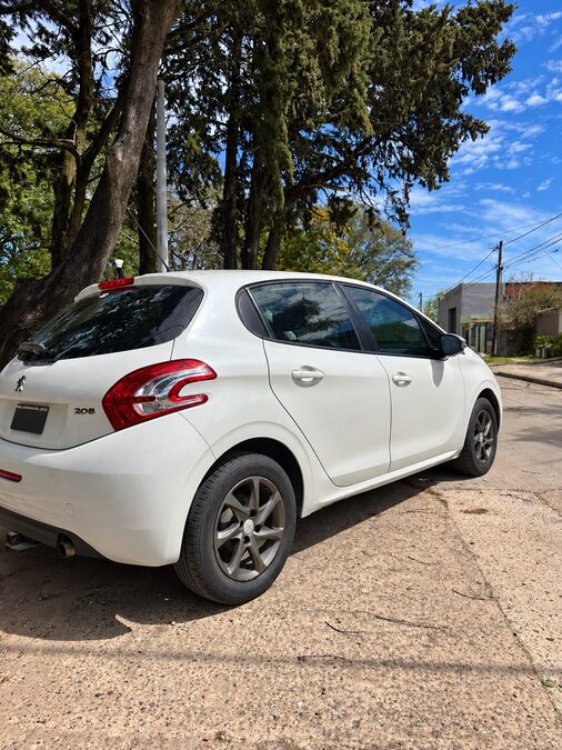 Peugeot 208 Allure 2014