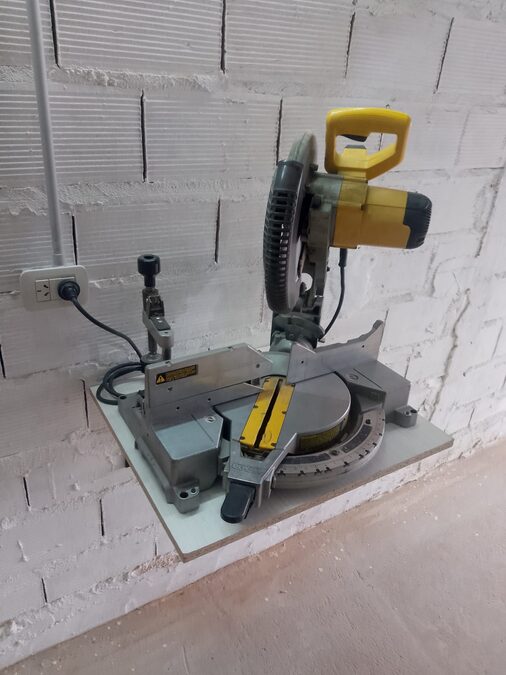 INGLETADORA DEWALT 715 - 305 MM - MAQUINON