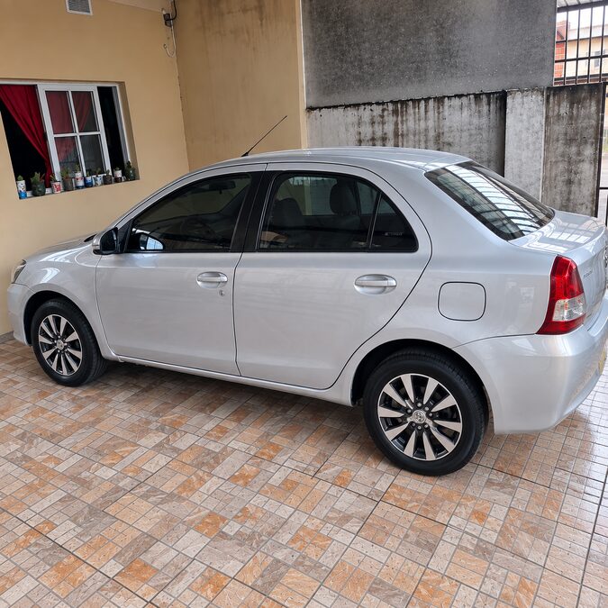 TOYOTA ETIOS 1.5 PLATINUM 4P 6MT - AÑO 2.015