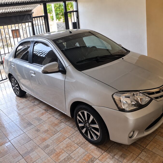 TOYOTA ETIOS 1.5 PLATINUM 4P 6MT - AÑO 2.015