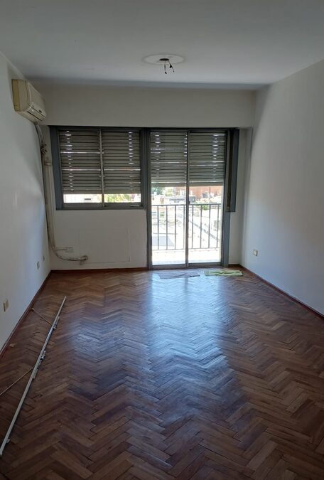 Alquila Amplio Dpto calle Buenos Aires casi Urquiza