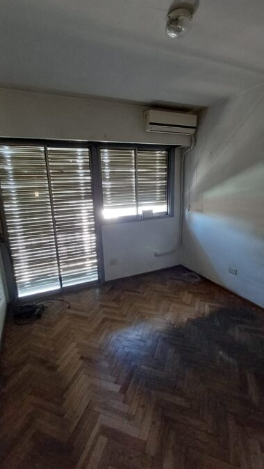 Alquila Amplio Dpto calle Buenos Aires casi Urquiza