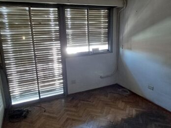 Alquila Amplio Dpto calle Buenos Aires casi Urquiza
