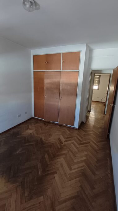 Alquila Amplio Dpto calle Buenos Aires casi Urquiza