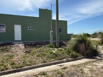 CASA A ESTRENAR EN COLONIA ENSAYO, 2 DORM Y GRAN FONDO VERDE.