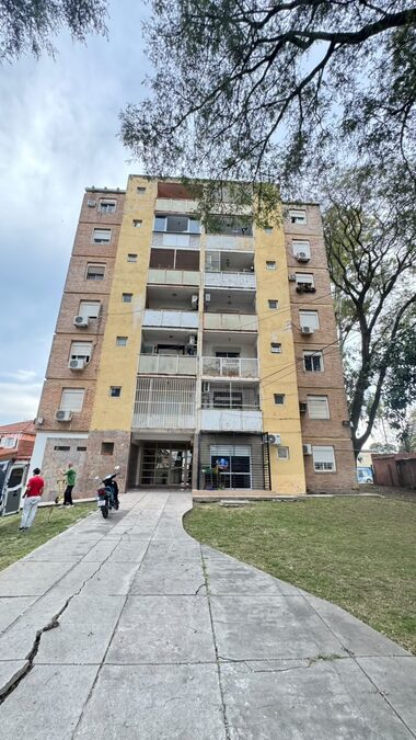 Departamento dos dormitorios con cochera.