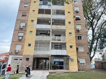 Departamento dos dormitorios con cochera.