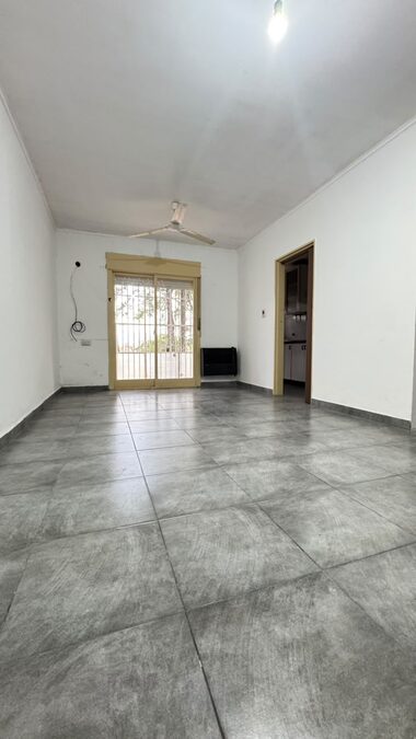 Departamento dos dormitorios con cochera.
