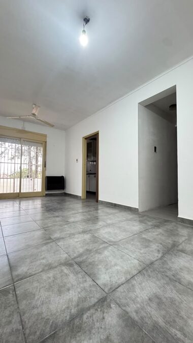 Departamento dos dormitorios con cochera.