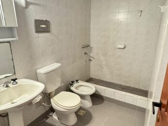 Departamento dos dormitorios con cochera.