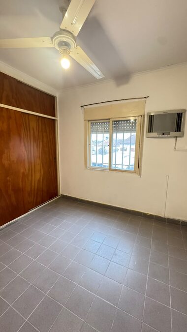 Departamento dos dormitorios con cochera.