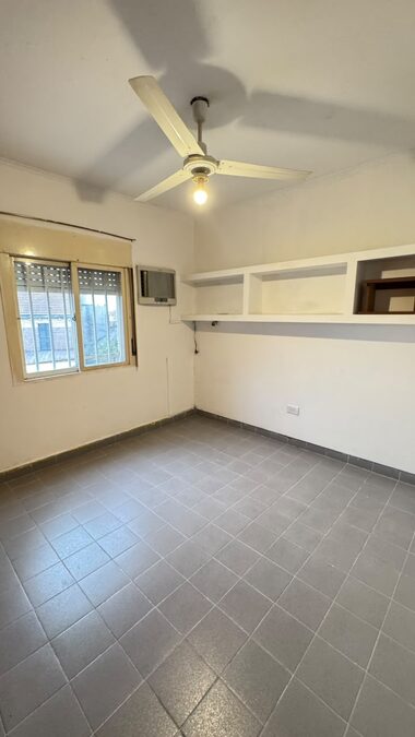 Departamento dos dormitorios con cochera.
