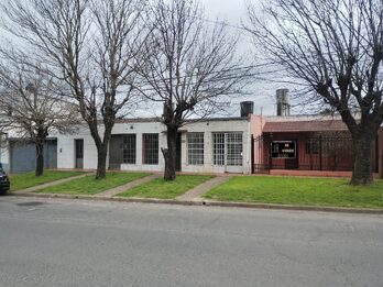EN VENTA CASA+ GALPON Y 3 LOCALES