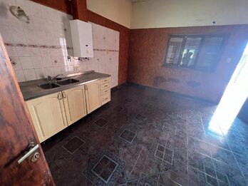 EN VENTA CASA+ GALPON Y 3 LOCALES