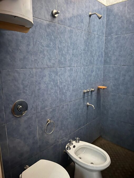 EN VENTA CASA+ GALPON Y 3 LOCALES
