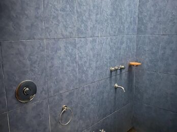 EN VENTA CASA+ GALPON Y 3 LOCALES