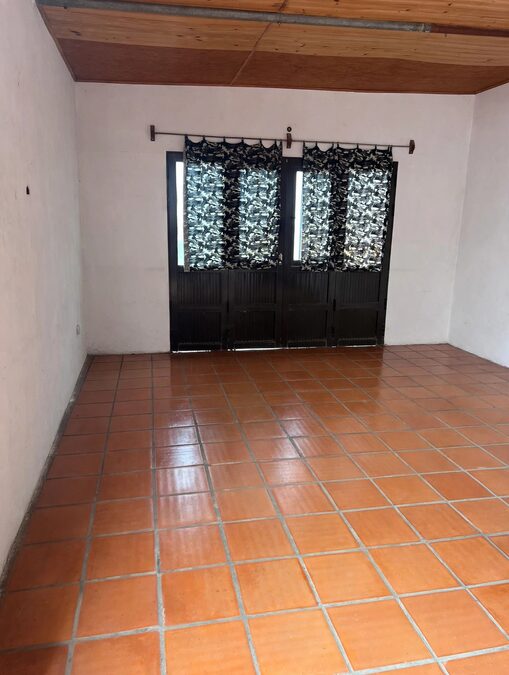 EN VENTA CASA+ GALPON Y 3 LOCALES