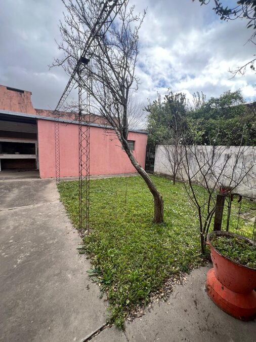 EN VENTA CASA+ GALPON Y 3 LOCALES