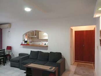 En venta departamento tres dormitorios , cochera , apto credito !
