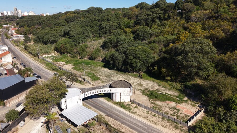 Vendo gran terreno sobre Av. Estrada ideal para desarrollo inmobiliario