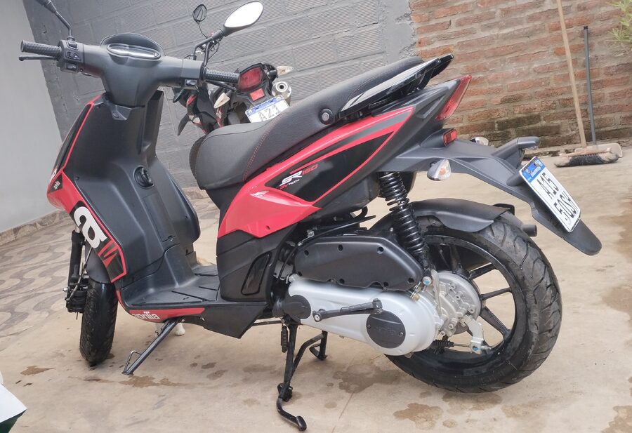 Vendo moto Aprilia 160 sr