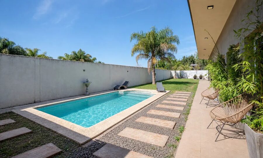 MODERNA CASA CON PATIO Y PISCINA—-APTA CRÉDITO HIPOTECARIO.