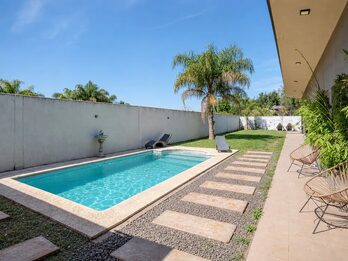MODERNA CASA CON PATIO Y PISCINA—-APTA CRÉDITO HIPOTECARIO.