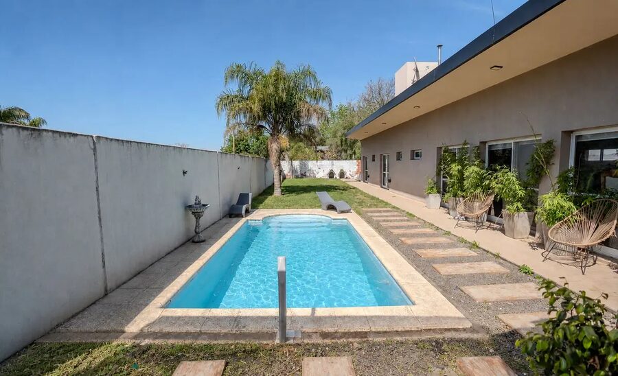 MODERNA CASA CON PATIO Y PISCINA—-APTA CRÉDITO HIPOTECARIO.