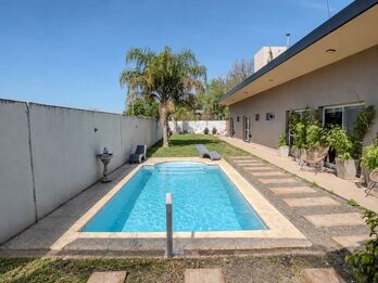MODERNA CASA CON PATIO Y PISCINA—-APTA CRÉDITO HIPOTECARIO.