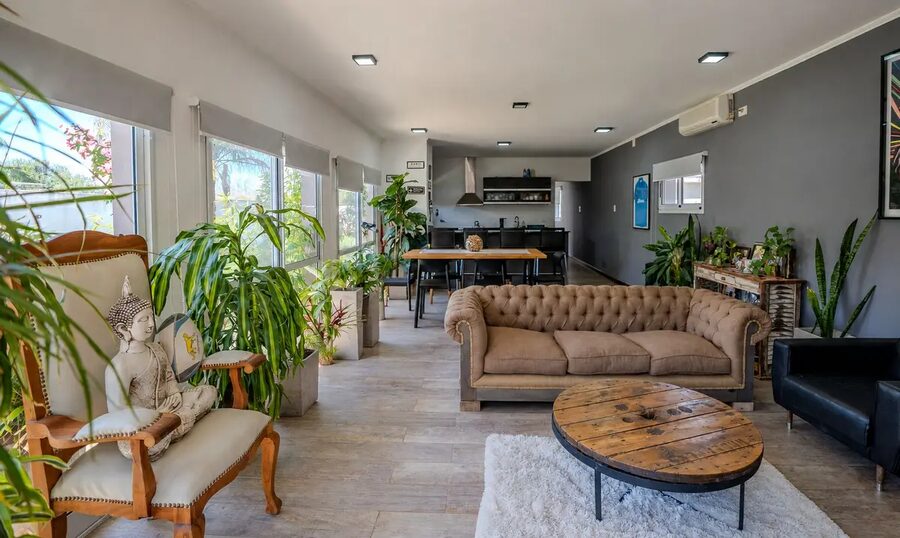 MODERNA CASA CON PATIO Y PISCINA—-APTA CRÉDITO HIPOTECARIO.
