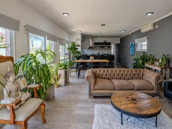 MODERNA CASA CON PATIO Y PISCINA—-APTA CRÉDITO HIPOTECARIO.