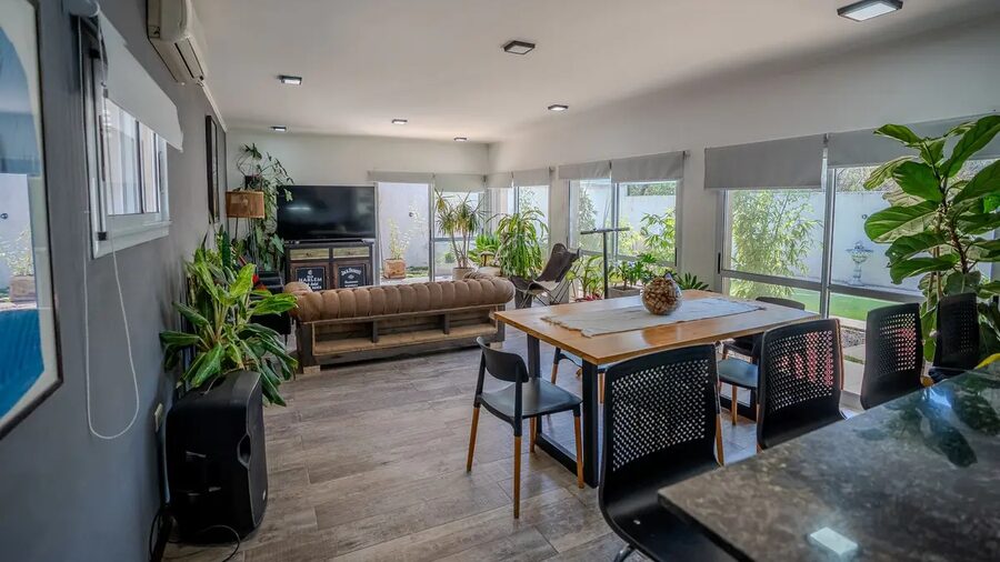 MODERNA CASA CON PATIO Y PISCINA—-APTA CRÉDITO HIPOTECARIO.
