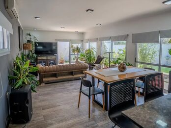 MODERNA CASA CON PATIO Y PISCINA—-APTA CRÉDITO HIPOTECARIO.