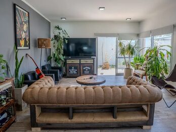 MODERNA CASA CON PATIO Y PISCINA—-APTA CRÉDITO HIPOTECARIO.