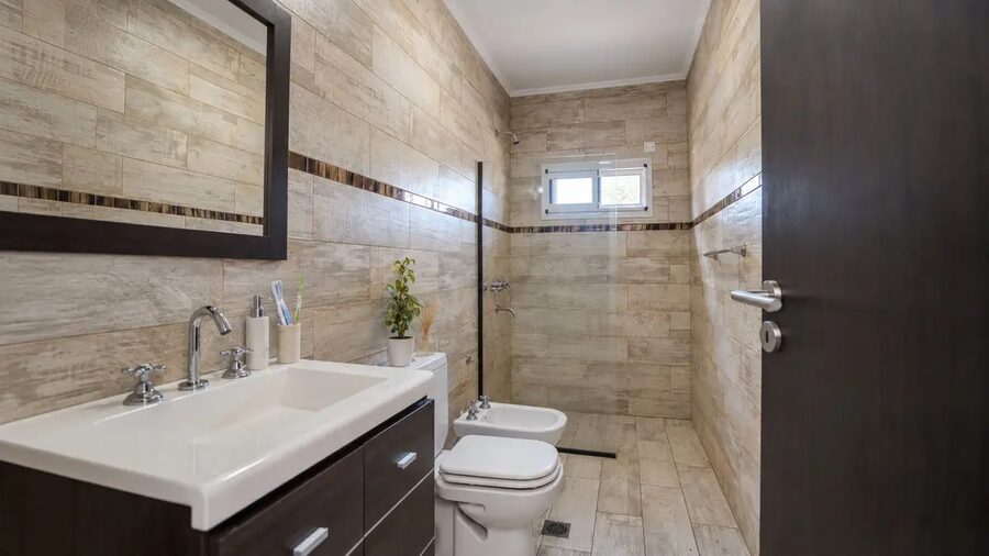 MODERNA CASA CON PATIO Y PISCINA—-APTA CRÉDITO HIPOTECARIO.
