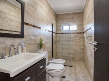 MODERNA CASA CON PATIO Y PISCINA—-APTA CRÉDITO HIPOTECARIO.