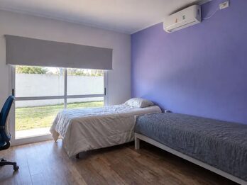 MODERNA CASA CON PATIO Y PISCINA—-APTA CRÉDITO HIPOTECARIO.